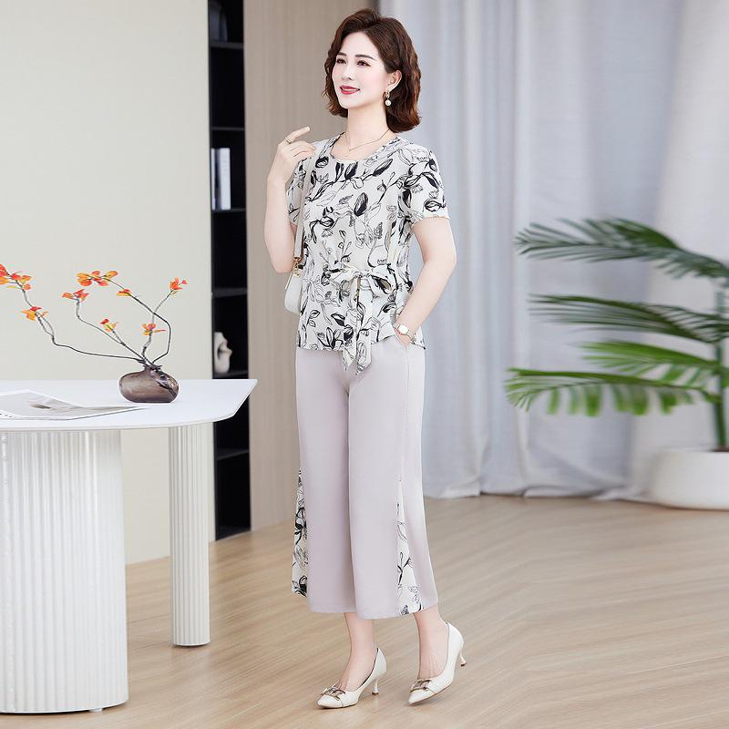 Chic Summer Set: Stylish Two-Piece Short-Sleeve Outfit for Middle-Aged and Elderly Women