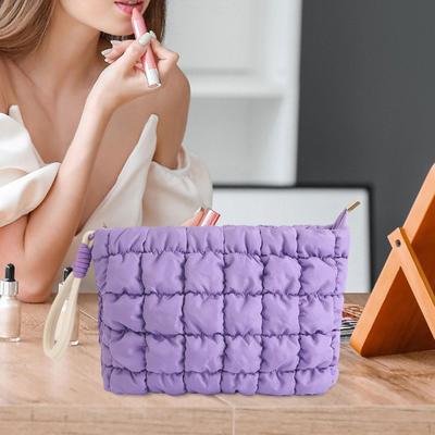 Kosmetiktasche für die Reise mit Platz für Lotion und Augenbrauenstift