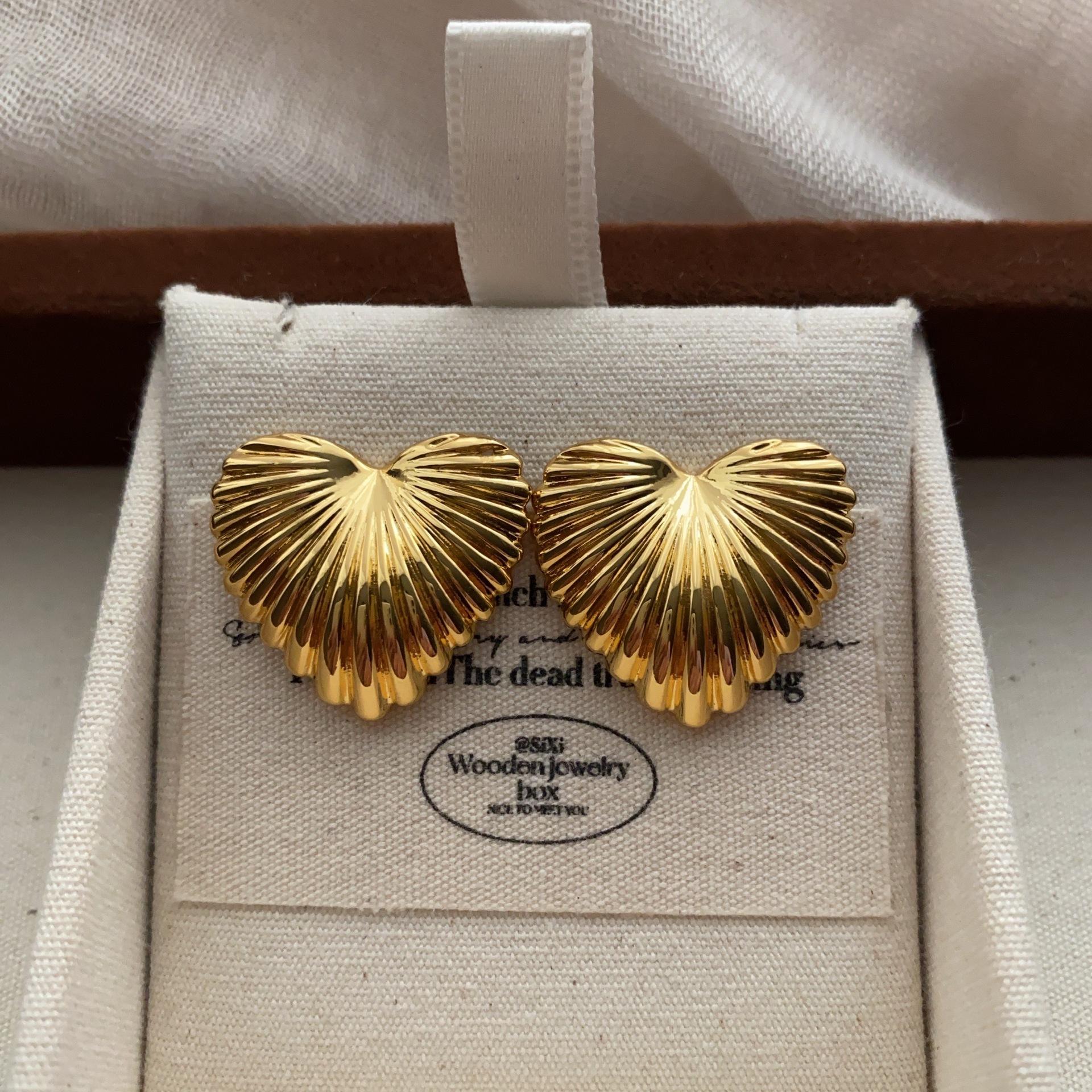 three-dimensional gold love stud earrings metal glossy niche atmosphere fashionable simple earrings cold advanced retro