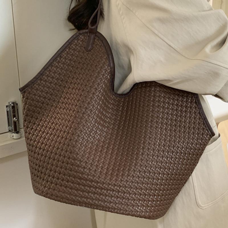 Niche woven bucket bag women's autumn large-capacity casual high-value commuting shoulder armpit bag