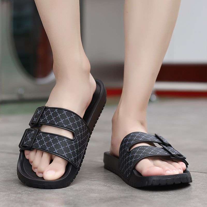 Slippers Men's Summer 2025 New Fashion Versatile Soft-soled Beach Shoes Men Wear Waterproof and Deodorant Slippers