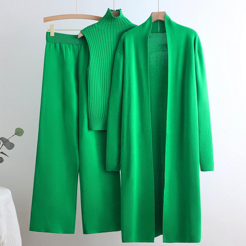 2025 Europäischer & Amerikanischer Trenchcoat mit Rollkragenpullover und Elastischer Weitbein-Hose - Gestricktes Dreiteiler-Set