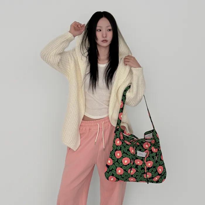 All-Season Oxford Graphic Shoulder Bag _ [Coral Camellia]