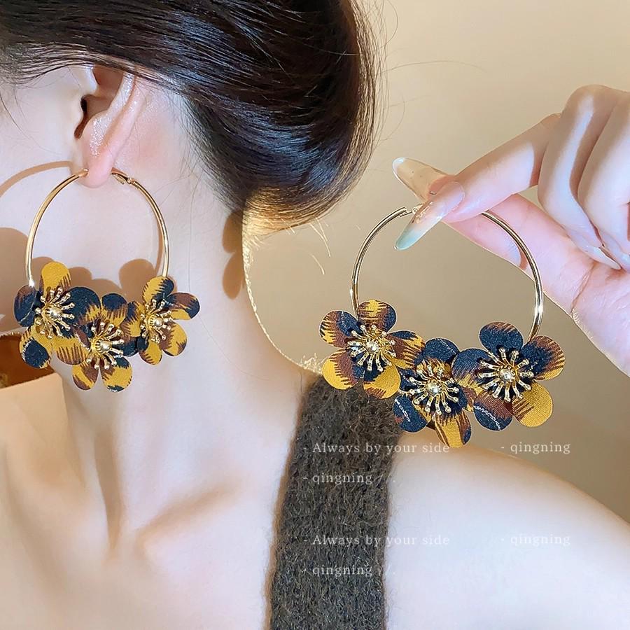 2025 Spring/Summer Floral Pearl Stud Earrings - Elegant Women's Light Luxury Edition