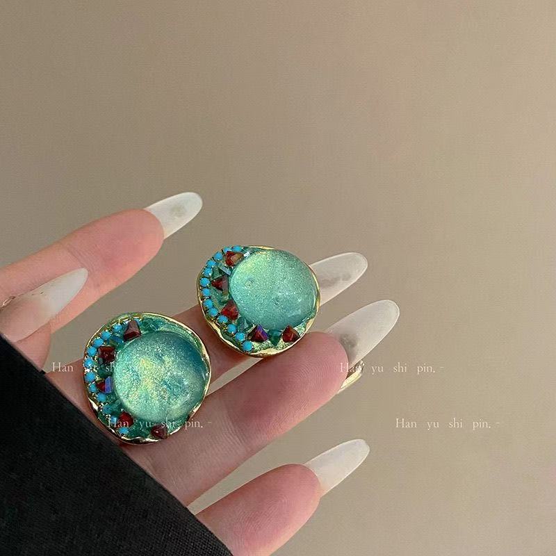 

Silver needle medieval personality stud earrings female, court retro color diamond light luxury temperament earrings earrings