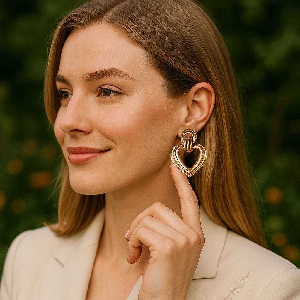 Simple, fashionable, exaggerated, individualistic, trendy, cold style, hollowed-out metal heart-shaped earrings, light luxury