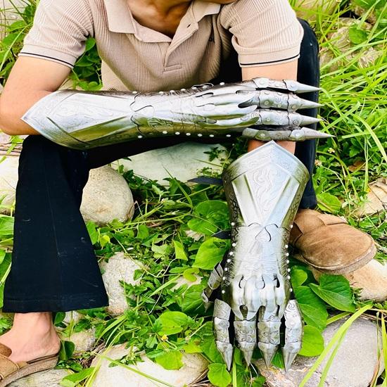 40,64 cm lange, von Nazgûl inspirierte, geätzte Stulpenhandschuhe – Gothic-Fantasy-Kostüm, Halloween-Handschuhe (Paar) – Das perfekte Geschenk