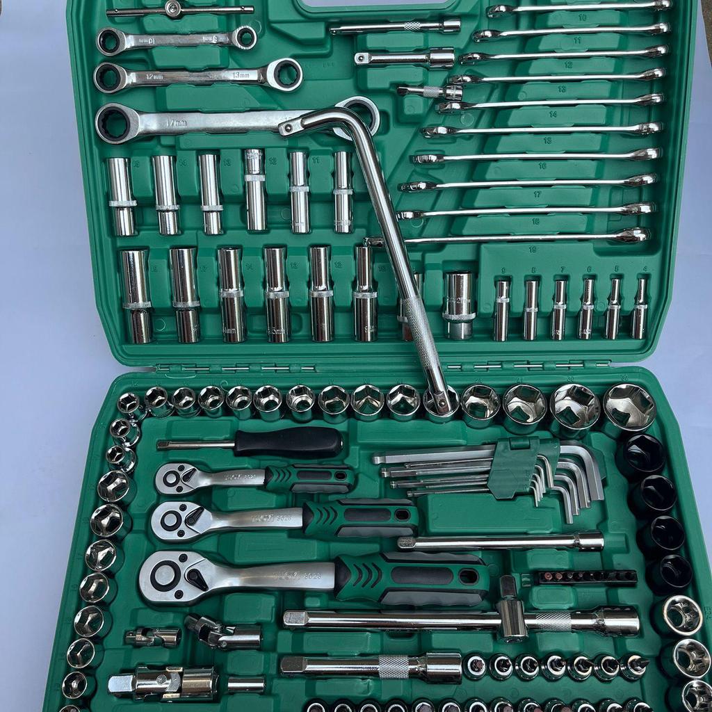 32-Piece Socket Wrench Car Repair Tool Set - Combination Kit