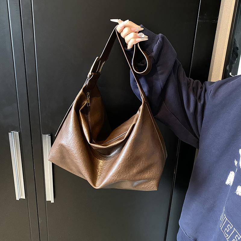 Retro bag women's large-capacity fashion lazy wind messenger bag new autumn and winter simple shoulder armpit bag
