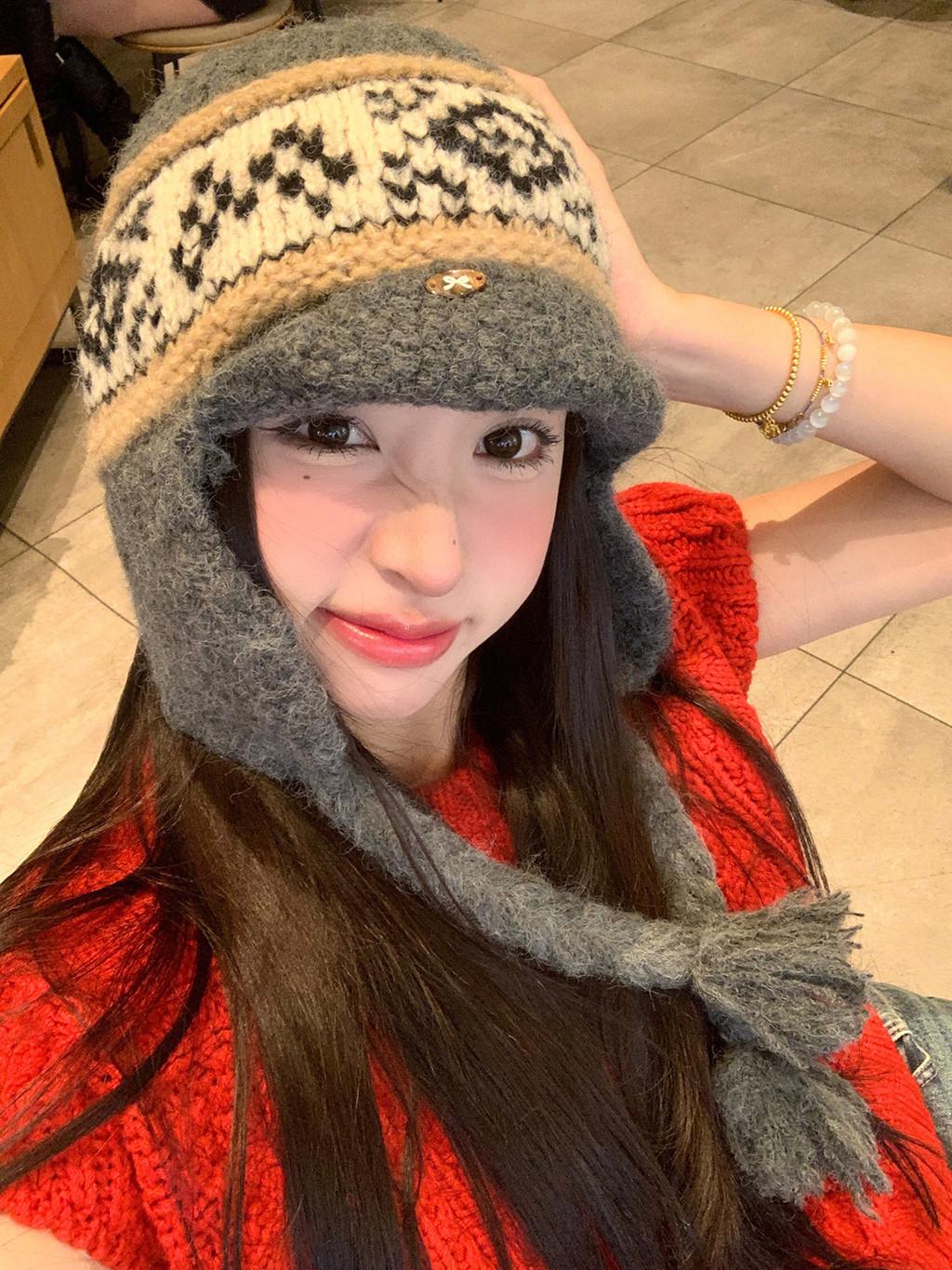 

Retro National Style Loop Top Beanie With Foldable Design And Ear Warmers For Winter Outdoor Use сірий колір