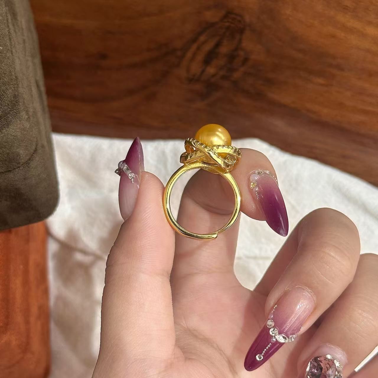 Новый набор золотых бусин, серьги-гвоздики с цветами, колье, кольцо, набор из трех предметов