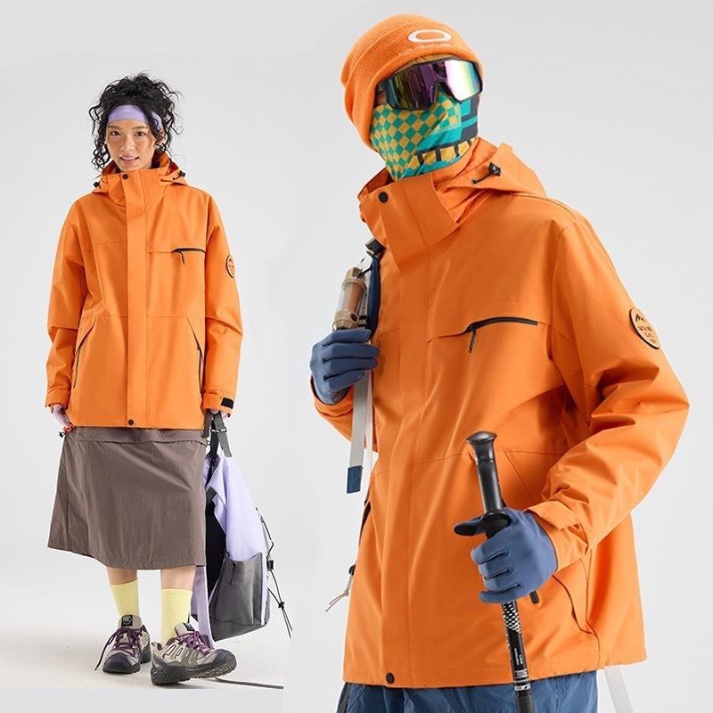 Jacket women's outdoor hiking suit fleece liner windproof and waterproof three-in-one jacket men's customization