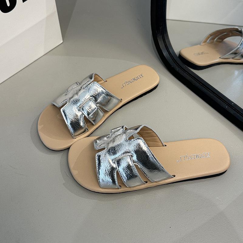 Fairy summer breeze with new slippers, female wearing beach skirt one-word flat sandals