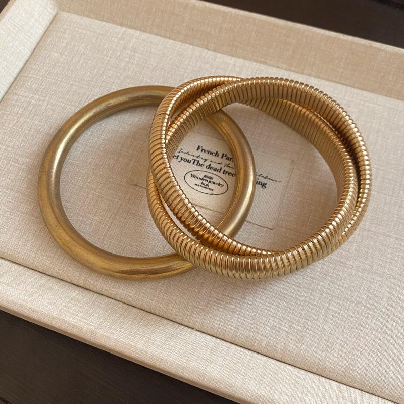 European & American Metal Spiral Bangle: Exaggerated Fashion Luxury Bracelet for Women