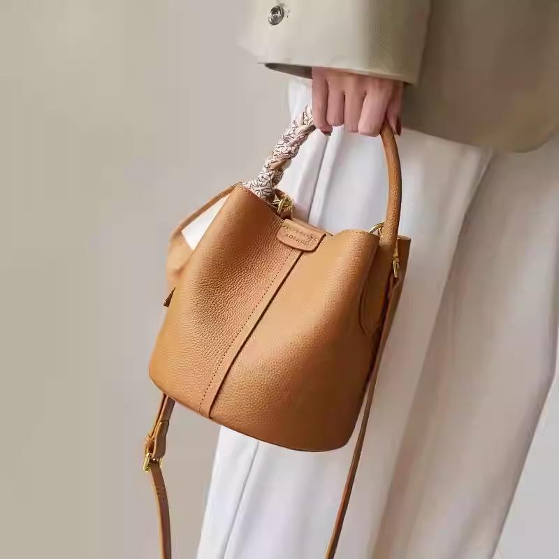 

Свадебная красная сумка-ведро для невесты, женская, 2025, новая, большой вместимости, для работы, нишевая, на одно плечо, сумка-мессенджер коричневый