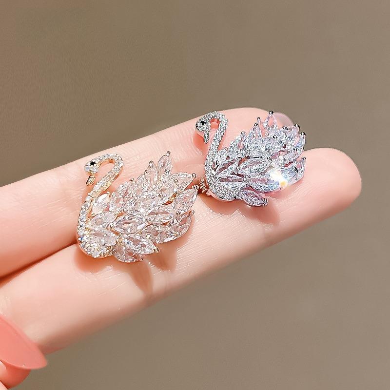 Luxurious Crystal Swan Brooch, Women's Summer Anti-glare Clasp, Exquisite Brooch, Creative Pin and Collar Pin