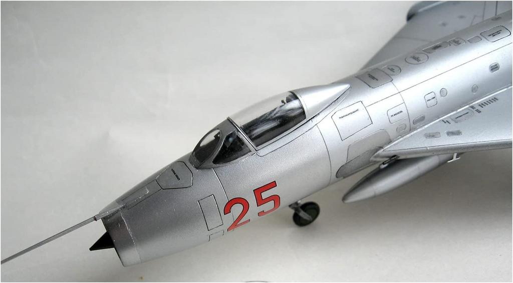 Modelsbit 1/72 Soviet Air Force Sukhoi Su-7B Fitter Fighter-Bomber Plastic Model Kit MVT72006