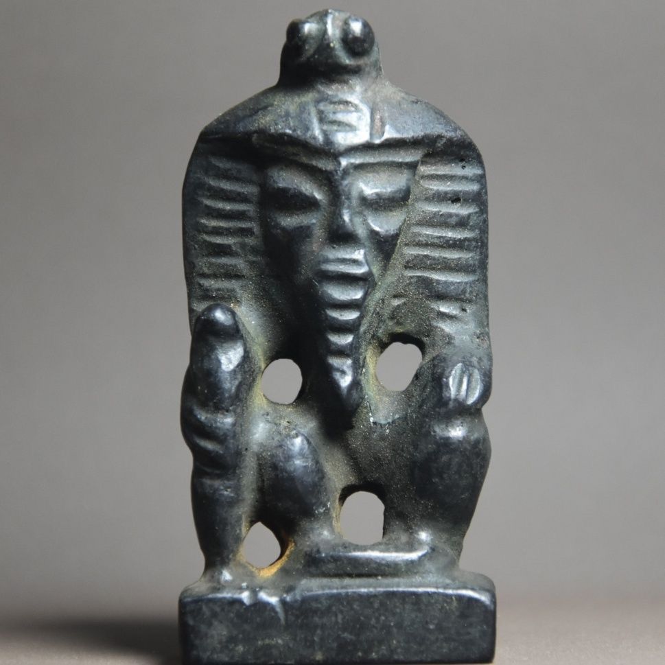 Архаичная статуя бога солнца Фараона из черного железного метеорита культуры Хуншань