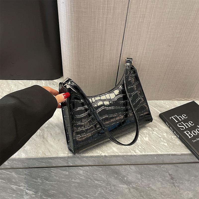 French niche bag women's 2026 new fashion solid color underarm bag texture portable shoulder baguette bag