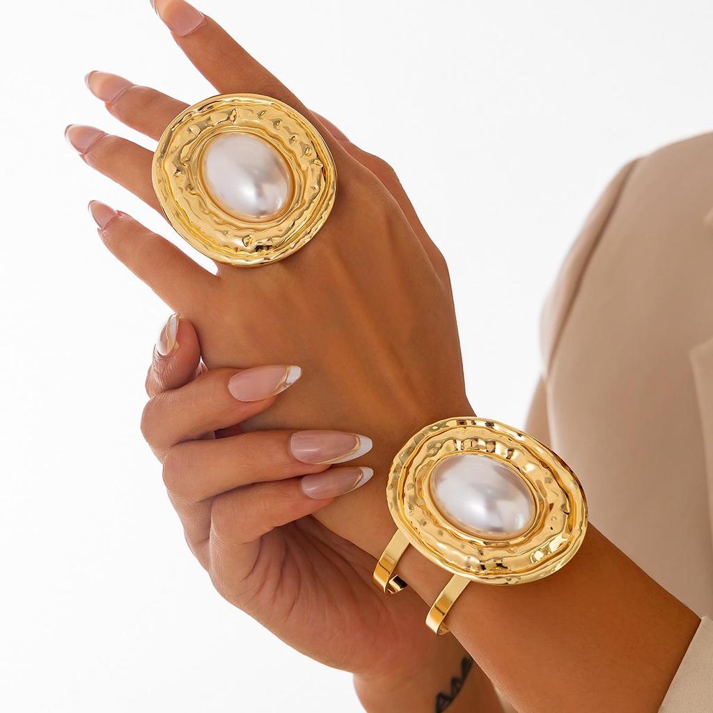Luxurious European & American Metallic Oval Bangle Set with Inlaid Pearls