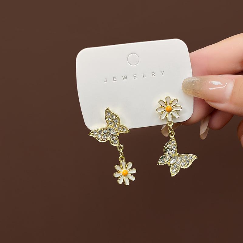 "Pendientes de Aguja Plateada: "Mariposa Retro y Estrella Azul"