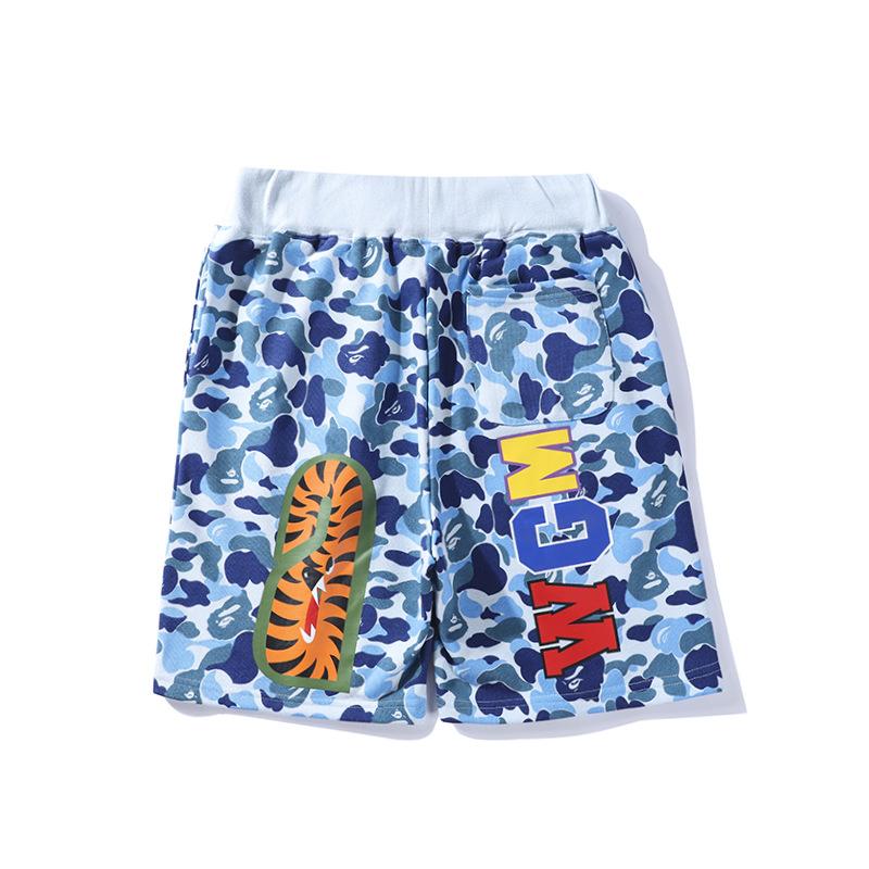 Pantaloncini da uomo e ragazzo con stampa di squali e scritte camouflage, vestibilità rilassata, pantaloncini da spiaggia in stile workwear da 5 pollici