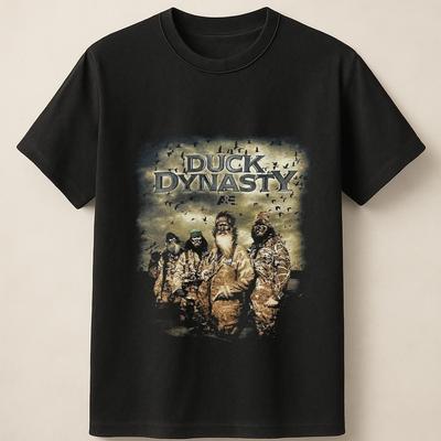 Duck Dynasty Mit Darstellern in Jagdkleidung und Waldstimmung Unisex T-Shirt Unisex T-Shirt