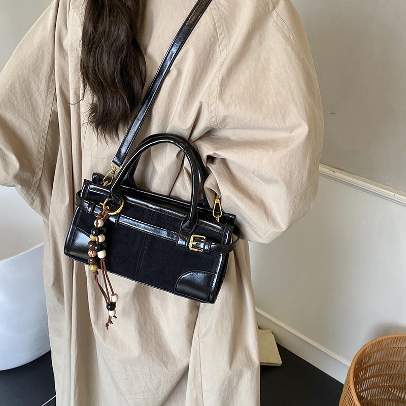 Retro matte small bag women's 2025 new versatile messenger bag autumn and winter popular handbag going out small bag