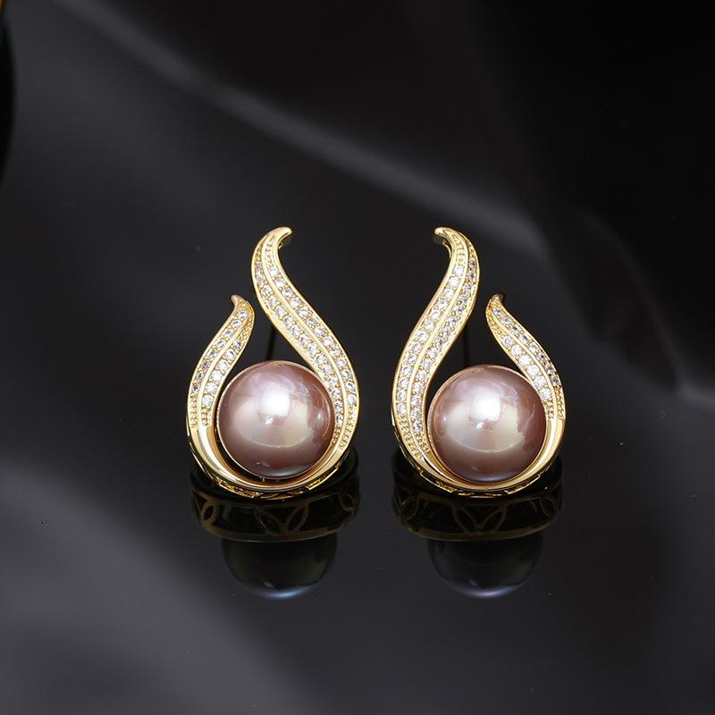 

2024 Взрывные серьги-гвоздики с инкрустацией из циркона и жемчуга, серьги с пламенем высокого дизайна, легкие роскошные серьги с характером знаменитости 18K светло-фиолетовый