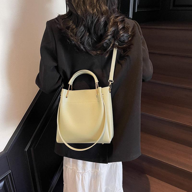 Textured shoulder bag New spring and summer simple casual shoulder bag Portable messenger bucket bag