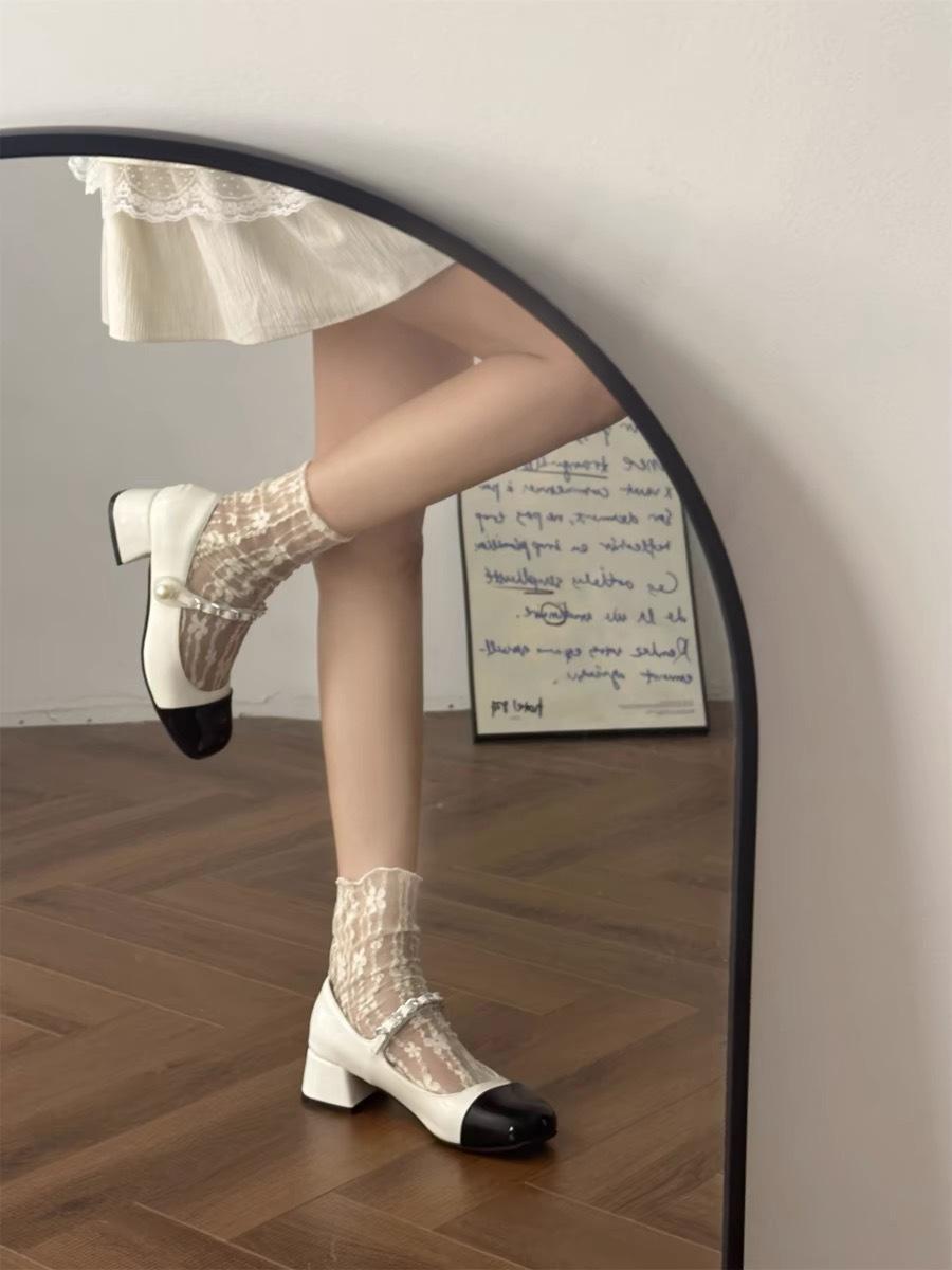 

Туфли Мэри Джейн с квадратной головой, черно-белые, в стиле ретро, на толстом каблуке, высокие каблуки, летние 2024, новые женские туфли с цепочкой 35