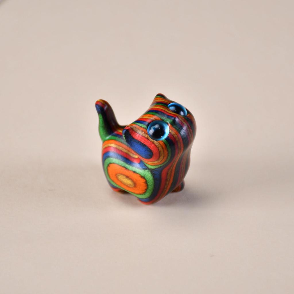 Rainbow Wood Carving: Cute Cat Desktop Ornament - Creative Miniatures for Home Decor