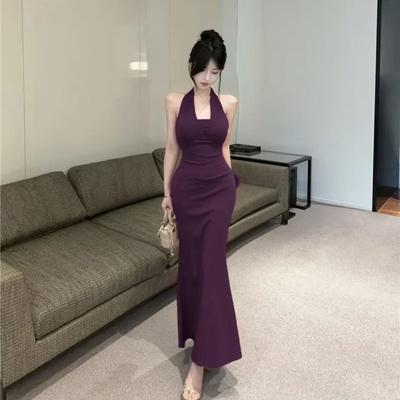 Dieses Jahr ist ein einzigartiges High-End-Ketten-Neckholder-Kleid beliebt, und ein sexy rückenfreies Träger-Fischschwanzkleid im Spice Girl-Stil ist beliebt.