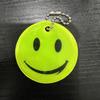 12 Piezas de Amuletos de Seguridad con Cara Sonriente Reflectante para Visibilidad Nocturna Accesorios Colgantes Duraderos y Ligeros para Mochilas, Chaquetas y Más