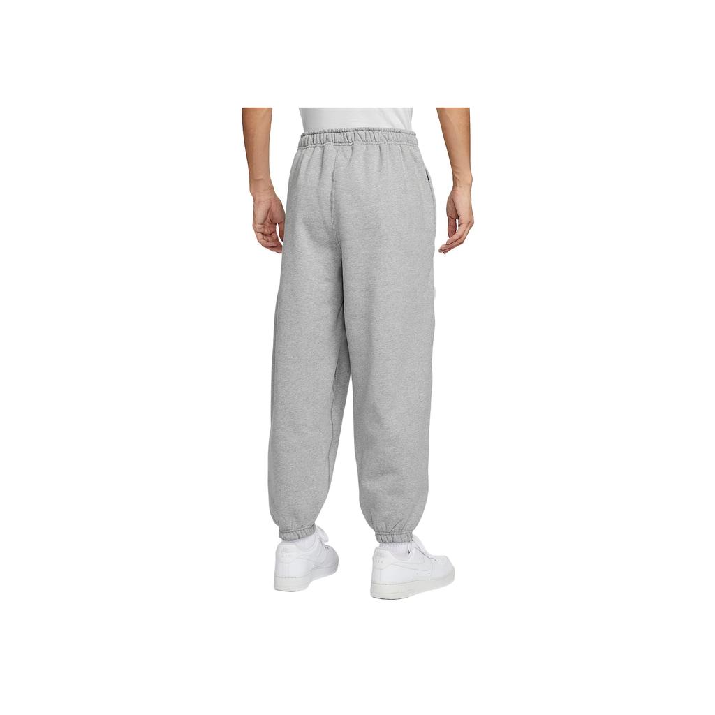 Nike Solo Swoosh Pohodlné lemované ležérní kalhoty Pánské spodní díly Tmavě šedá HV1089-063