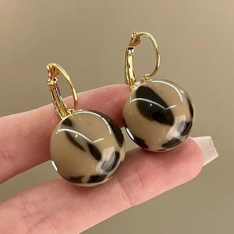 New Simple Dyeing Resin Ball Earrings New Ear Buckle Retro Geometric Earrings Minimalist Female Party Ear Accessories Wholesale
