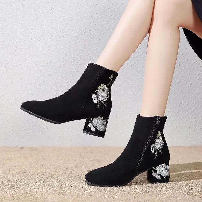 Móda 2024 Nové dámské kotníkové boty Vysoké Podzimní a zimní Teplé bavlněné boty Dámské Semišové Střední podpatek Vyšívané Poloviční holínky Žena 40