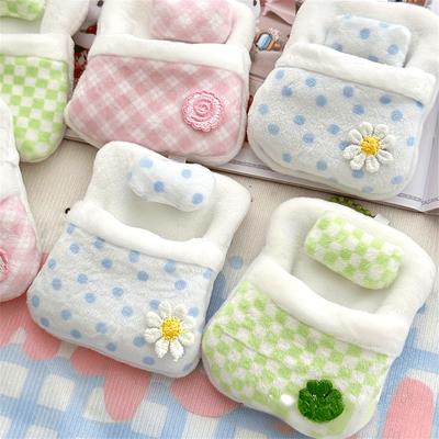 Niedliches Plüsch Senbei Baby mit vierblättrigem Kleeblatt Quilt Mini Puppe Schlafsack Puppe Kleine Decke