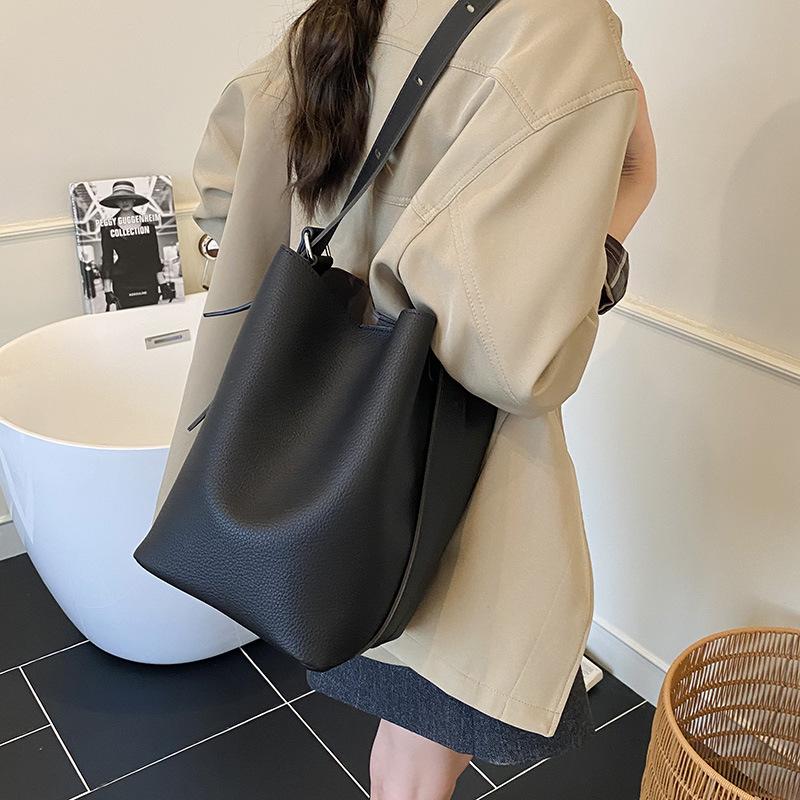 Bag Women's Large Capacity 2025 New Autumn and Winter Retro Shoulder Underarm Bag Mother and Child Bag Popular Commuter Bucket Bag