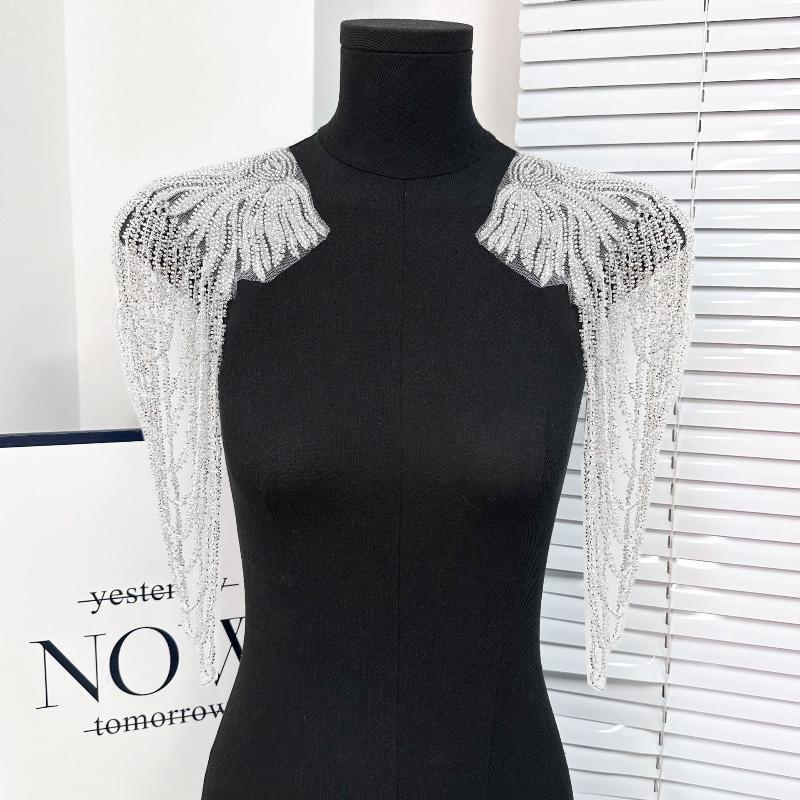 1Pcs Beaded Wedding Dress Shoulder Patches Vintage Heavy Embroidery Tassel Three-Dimensional Crystal Pendant