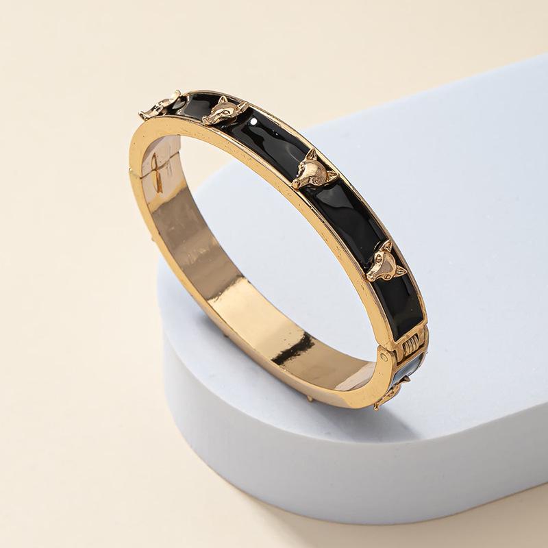

Stylish Black Enamel Fox Head Bracelet - Easy-to-Wear Bangle Jewelry чёрный