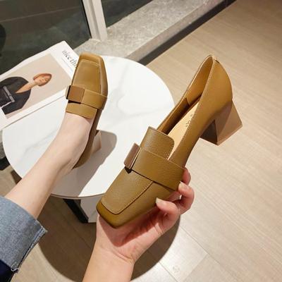 Μόδα Μεταλλική Πόρπη Τετράγωνο Τακούνι Ψηλοτάκουνα Γυναικεία 2024 Άνοιξη και Φθινόπωρο Νέα Χαμηλή Λαιμόκοψη Μεσαίο Τακούνι Γυναικεία Παπούτσια Δέρμα Μόδα Μοναδικά Παπούτσια