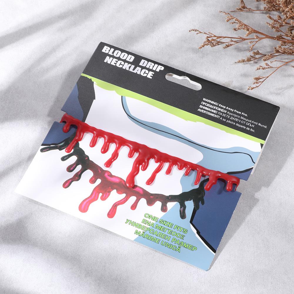 

Креативное окровавленное ожерелье: Хэллоуинский чокер с красным пятном крови