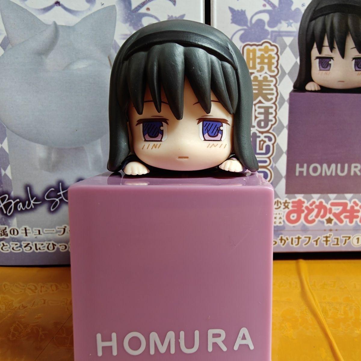 

Фигурки девочек-волшебниц из аниме «Девушка-волшебница Мадока Магика»: Акеми Хомура, Мадока Канаме и Кьюбей в качестве украшений рабочего стола Akemi Homura