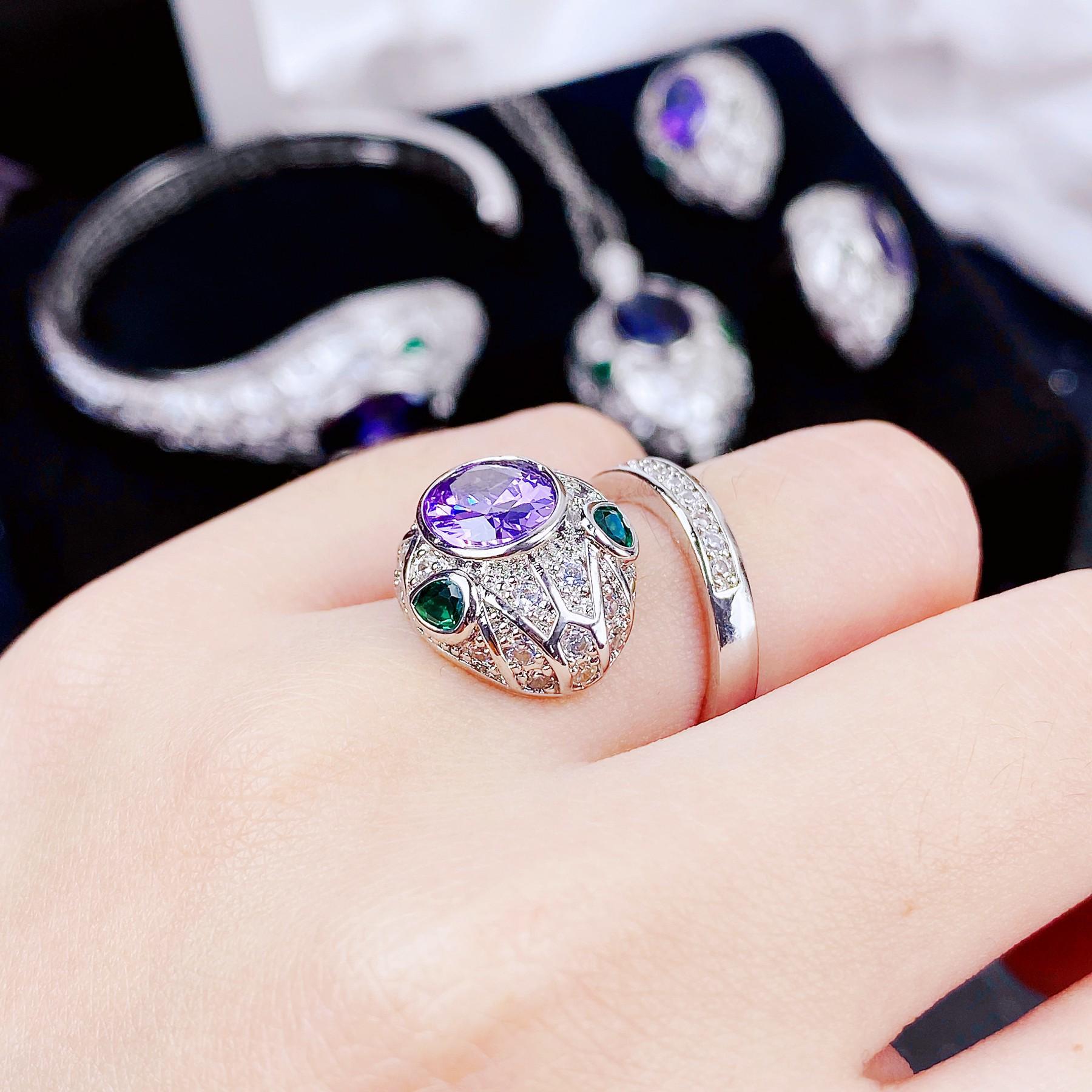 

Серпантиновый аметистовый ювелирный набор: Браслет-змея высокого класса, Подвеска, Открытое кольцо, Серьги с фиолетовыми бриллиантами.