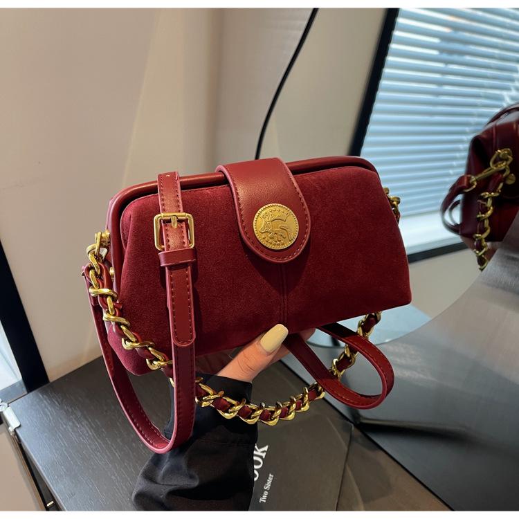 2025 Summer Chain Crossbody Bag - High-End One-Shoulder Small Square Bag with Large Capacity for Women 22cm x 8cm x 12cm вино красного 2254₽