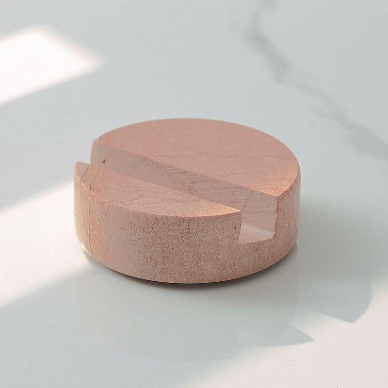 Prosty, biały, marmurowy uchwyt na telefon – okrągła ozdoba na biurko