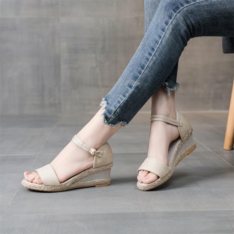 

2025 новые женские босоножки с одним словом на танкетке, европейские и американские, внешняя торговля, рыбий рот, пряжка, туфли-феи, высокий каблук, корейская версия, cas 34