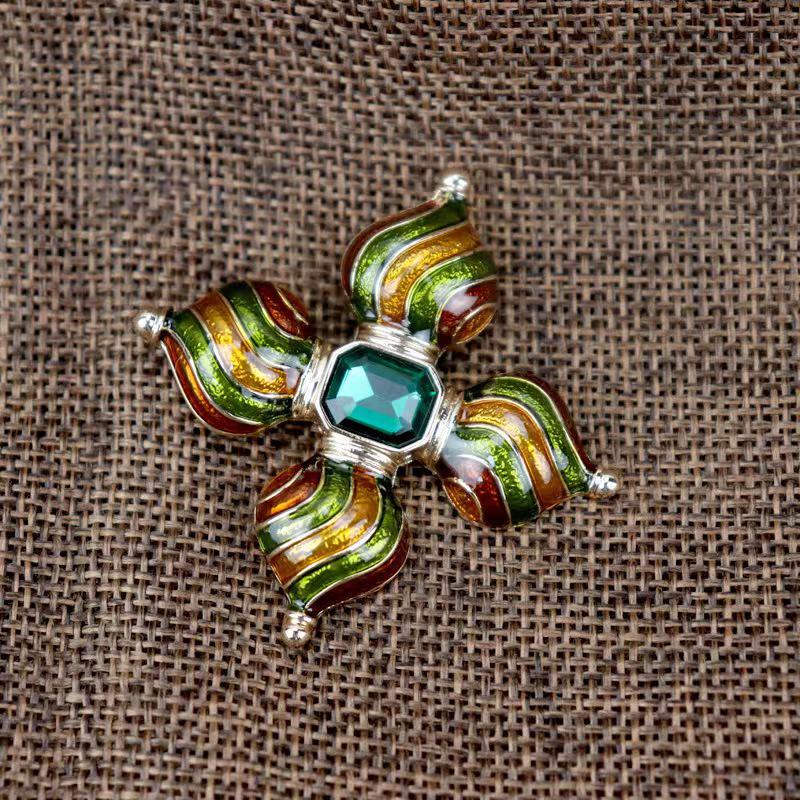 Exquisite Retro European & American Style Brooch: Unique Vintage Fashion Pin for Women - Elegant Oil Drop Design.
