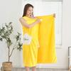 Das niedliche sternförmige Bademantelkleid aus Korallenfleece ist ein Neckholder-Bademantelkleid für Erwachsene.. Es hat eine gute Wasseraufnahme und neigt nicht zum Ausfransen.